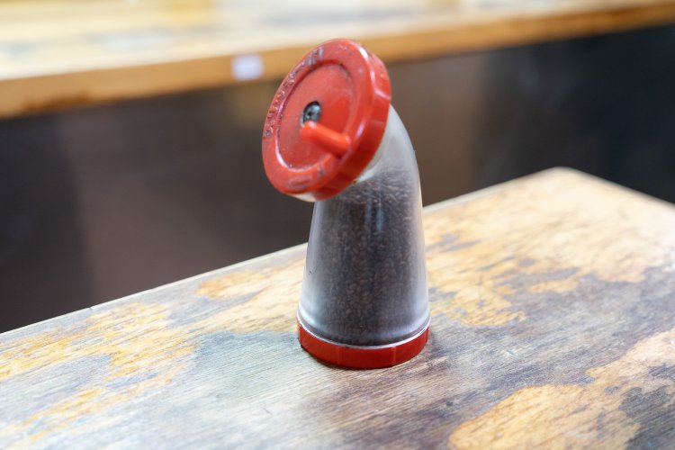 店で白ゴマを炒っている。ここまで色が付くまで炒る作業は、なかなか気を使うのだとか。