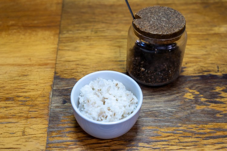 麦飯用にカウンターのふりかけも用意されている。