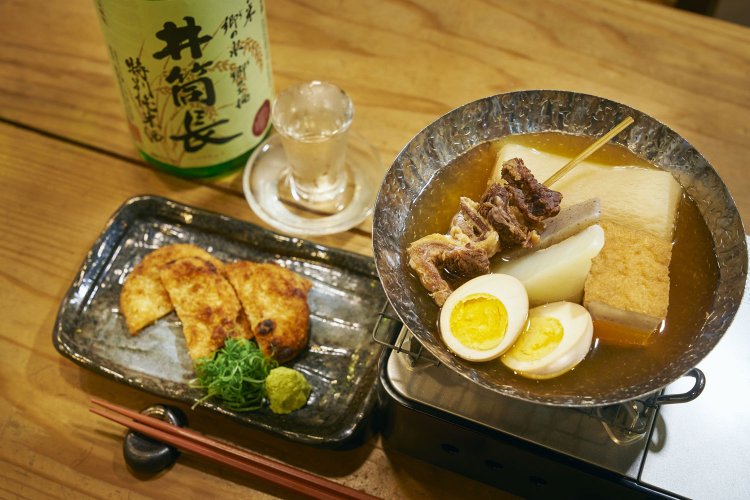 荒川おでん5点盛り980円に長野県の井筒長700円（120㎖）。蔵元の黒澤酒造からは仕込水ももらっている。左の皿は焼きにくまん380円。