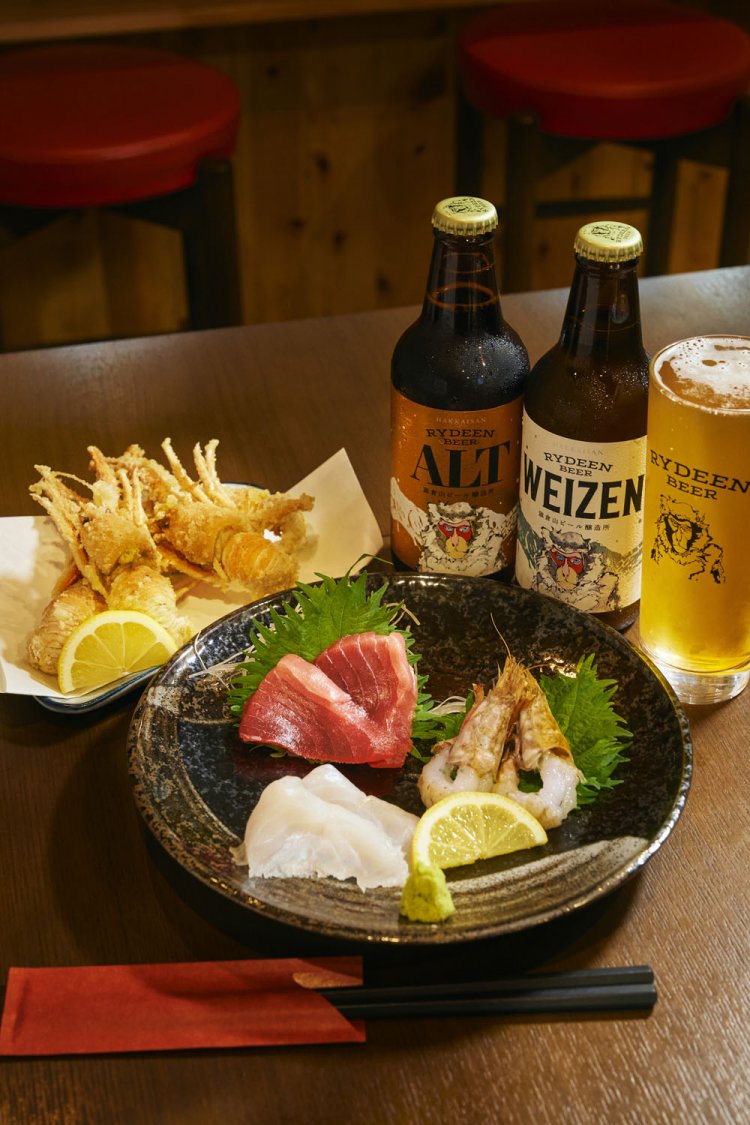 魚は「渦巻処理」という新手法で活け締めされたものも。コシオリエビの唐揚げ500円は殻も美味。常時数種類の八海山の地ビール各900円も楽しめる。