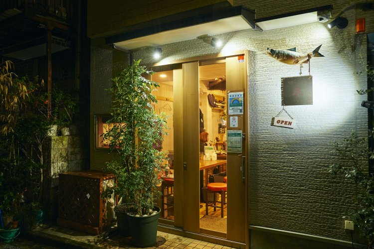 木彫りの鮭が目印。