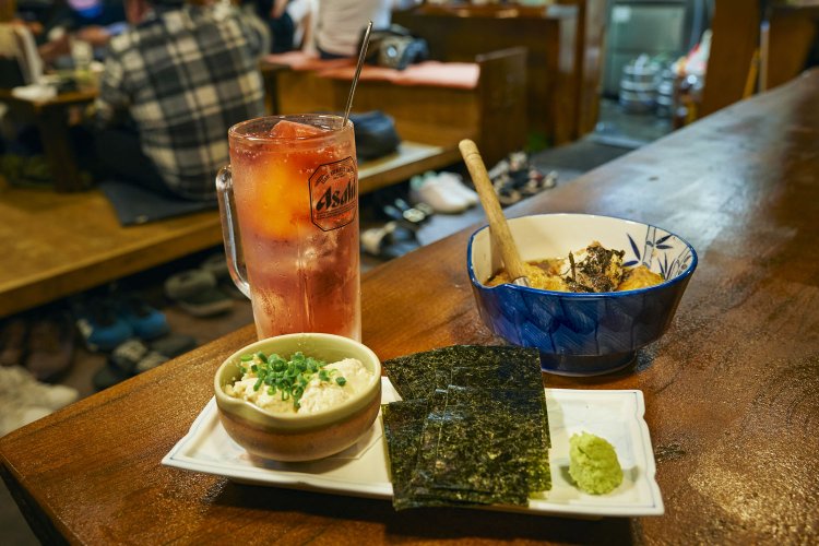 懐かしのすももサワー495円。ごま豆腐の揚げ出し660円の豆腐は手作りで、鶏そぼろチーズ550円も手間隙かけた一品だ。