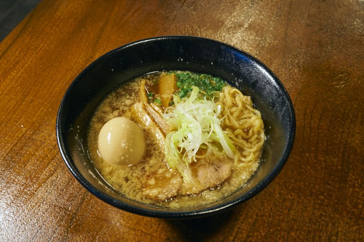 オーナーのラーメン愛が炸裂する一杯！