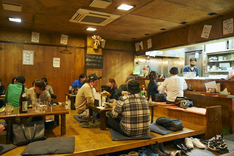 ワンオペで働く森川さんを気遣った常連客が皿洗いを手伝うシーンも。