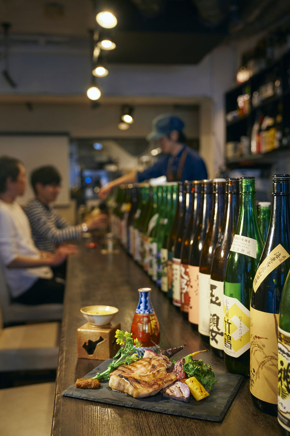 ポークのグリル1580円（写真は2人前）は長野県上田市・『大桂商店』の味噌でいただく。料理に一番合うのは燗酒とのこと。常時60種類以上あり。