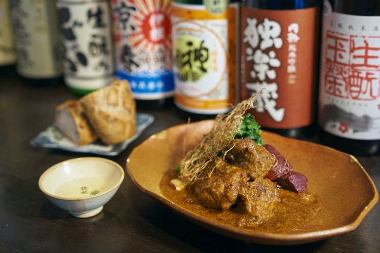 エゾ鹿の赤ワイン煮込み1380円には自家製パンを添えて。