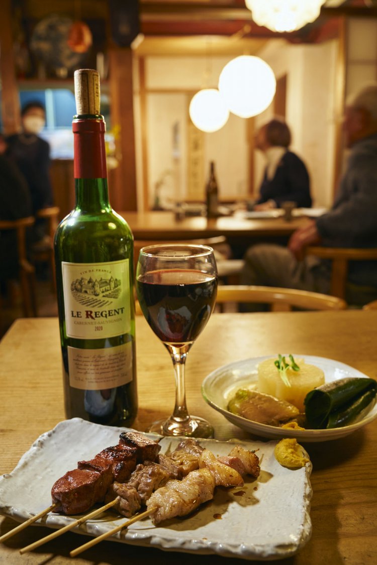 赤ワイングラス350円、串焼きはカシラ、白、レバー各150円とお安い！　鶏手羽大根煮480円はマスターご自慢の一皿。