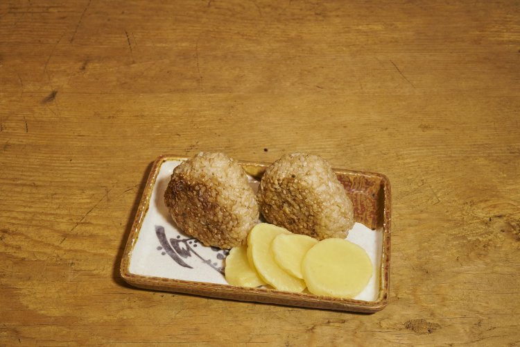 締めは玄米の焼おにぎりセット500円を注文！