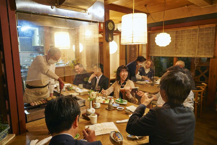 常連客同士の会話が大いに弾む。