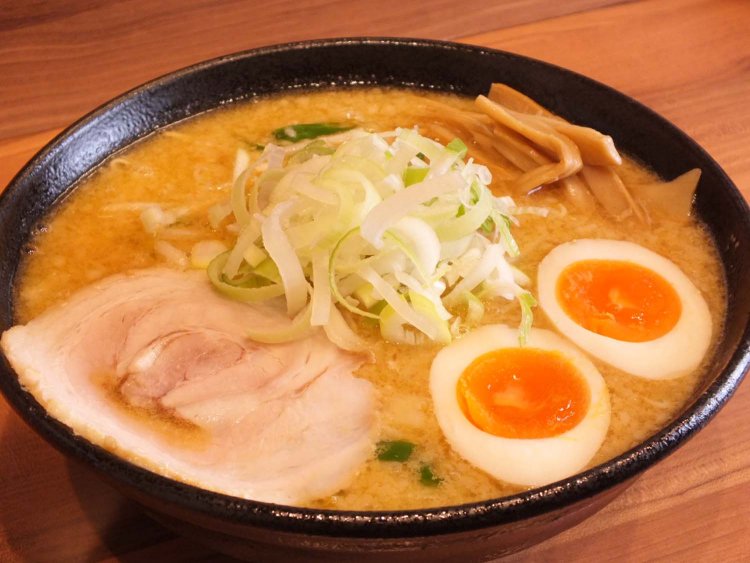 「もう他店の味噌らーめんは食べられない」と評判のみそ味玉子らーめん950円。写真／なりたけ 池袋店