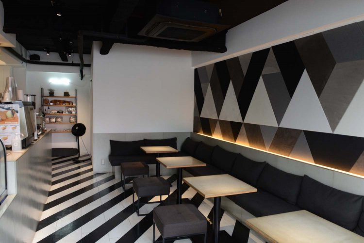 壁紙やソファーは株式会社ニートで取り扱っている商品だ。