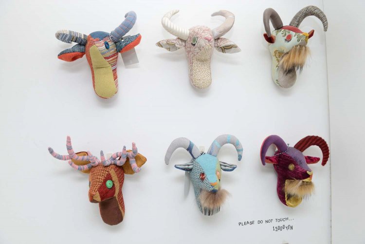 アーティストがハンドメイドしたハンティングトロフィーのぬいぐるみ。