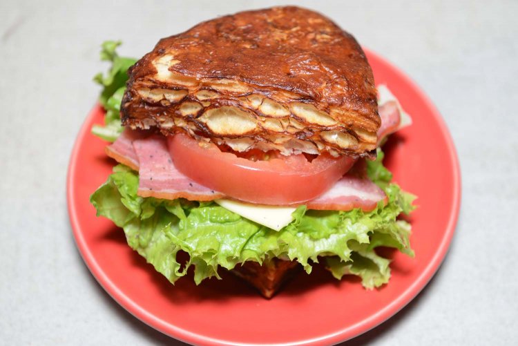 具材がはみ出すようにして挟まれたPretzal BLT。パンを焼いてから提供するので、パリッと感がたまらない。