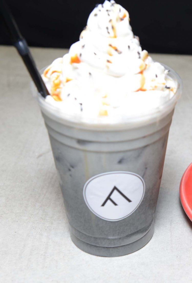 黒ゴマとはちみつの豆乳ラテ。ゴマ好きにはたまらない風味にファンが多い。