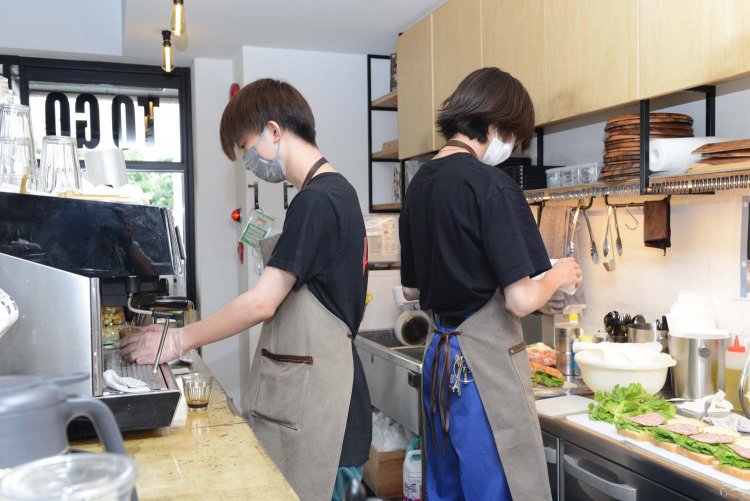 元気なスタッフたちの手際よく注文をこなす姿は見ていて気持ちいい。