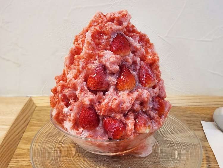 いちごミルクかき氷　大 2530円、小 1980円（※写真は小です）。