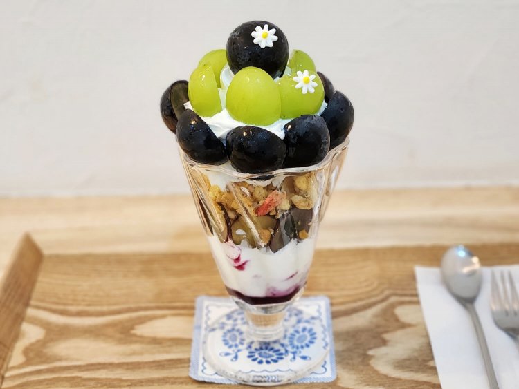 シャインマスカット&ナガノパープルパフェ　単品 3080円、珈琲or紅茶付 3300円。