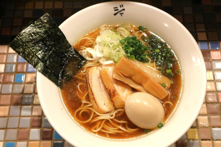 特選中華そば1100円。テーブルに運ばれた瞬間、鶏の香りが食欲を刺激する。