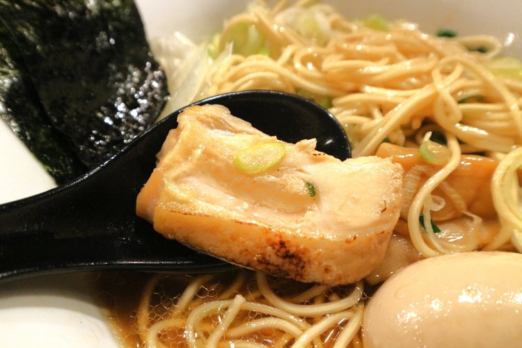 分厚くカットされた鶏チャーシューは、ゆずが心地良く香る。