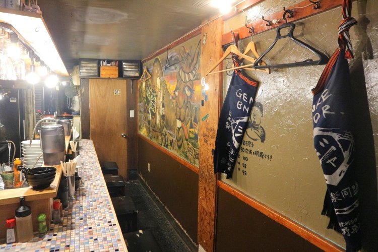 隠れ家のような雰囲気で、女性客が一人で来店することも多い。