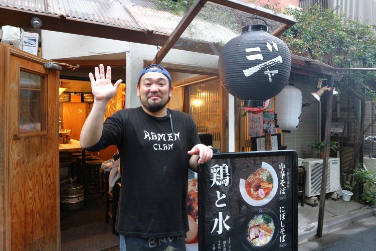 店主の西室親志（ちかし）さん。はつらつとした親しみやすいキャラクターが人気だ。