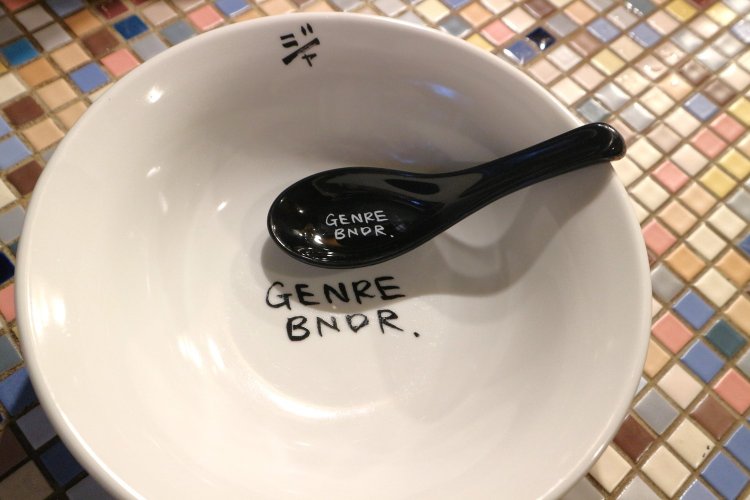 丼やレンゲは、ビジネスパートナーであり友人が手掛けるブランド「GENRE BNDR.」のオリジナルデザイン。店名「ジャ」の由来にもなっている。