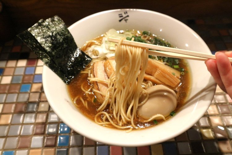 老舗の製麵所・三河屋製麺の低加水麺がスープによく絡む。