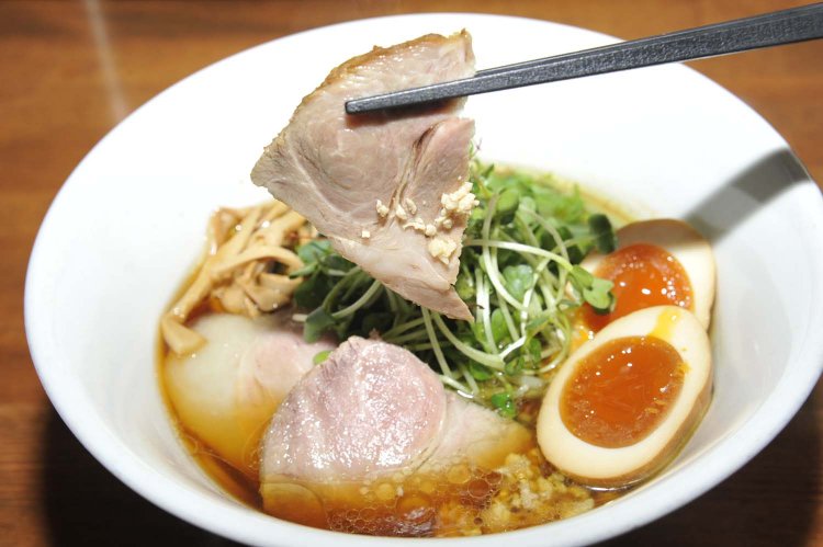 くんそば醤油800円とトッピングのくんたま150円。