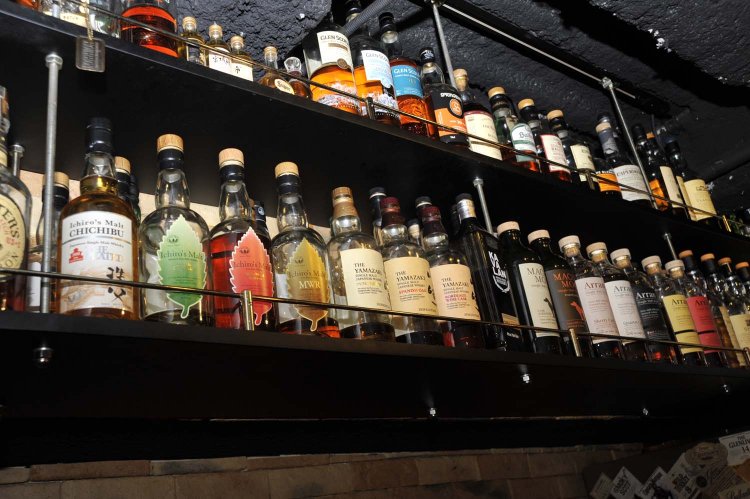 壁の棚にはぎっしりとウィスキーが並んでいる。
