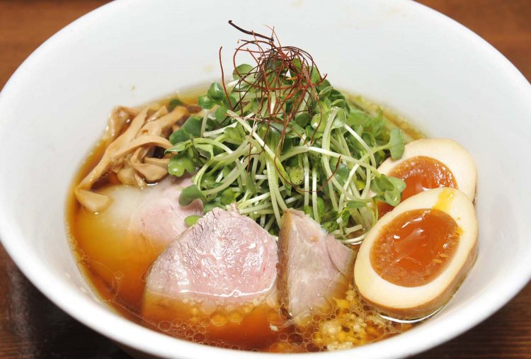 くんそば醤油＋くんたま。燻製した背脂や鶏そぼろなども入っている。