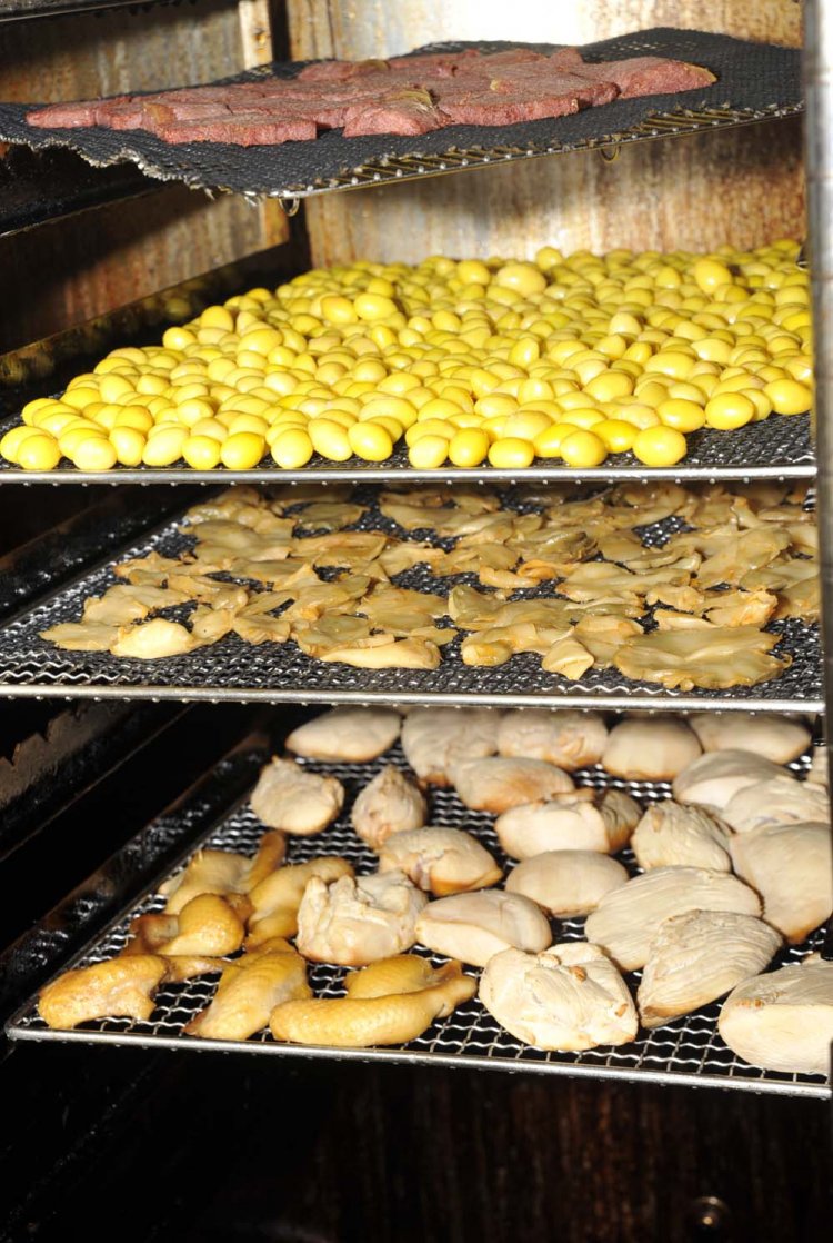 巨大な燻製機でスモークされる素材たち。