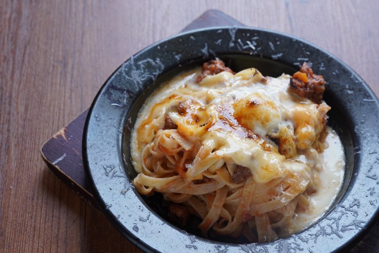 合計5種のチーズをふんだんに使った贅沢な一皿。