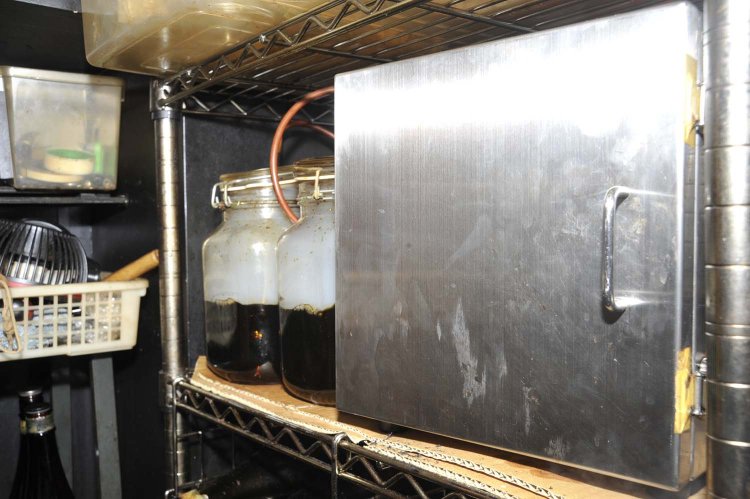 運がよければ醤油をはじめとした調味料を燻製するところも見られる。