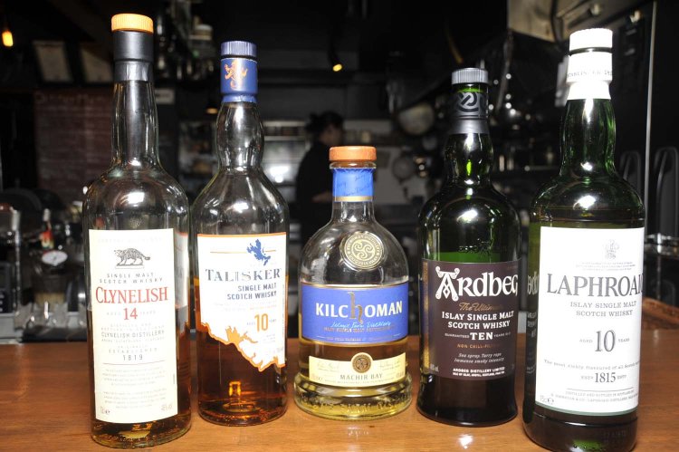 山崎をはじめ、定番から珍しいものまで、さまざまなウィスキーがそろう。