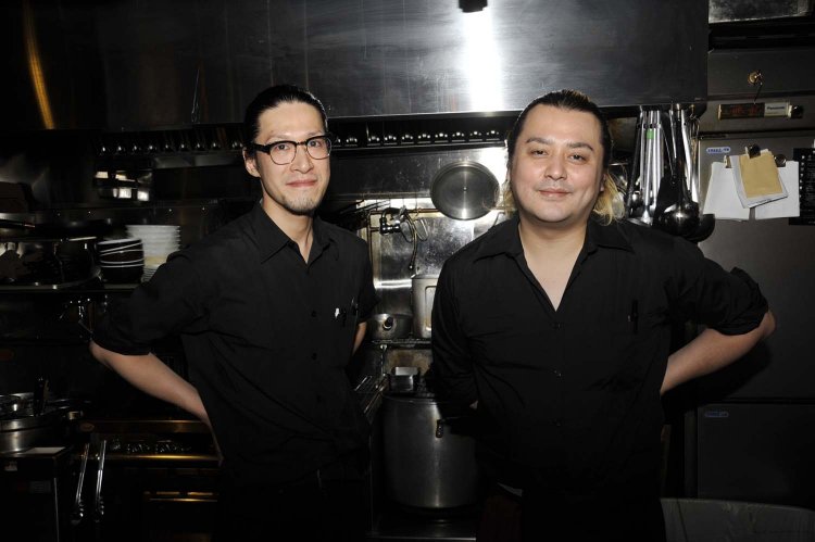 店主の住田敬介さん（右）とスタッフの山本国幸さん。