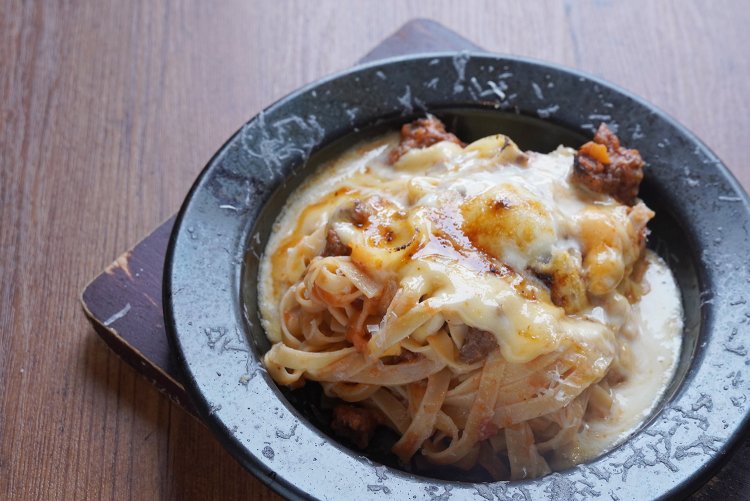 皿のまわりについているのがパルミジャーノ・レッジャーノチーズ。