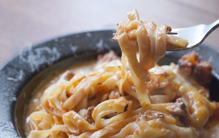 タリアテッレは幅8mm程度の平打麺。