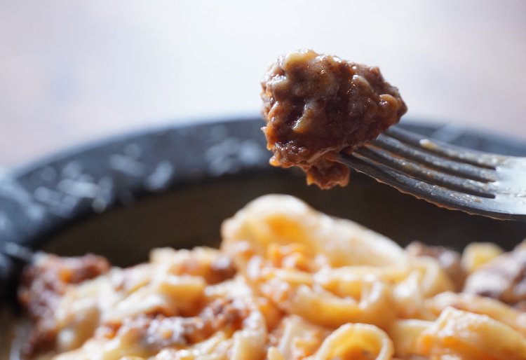 ボロネーゼに入るのは牛肉と豚肉の合い挽き肉。ごろりと大きめで食べごたえも十分。