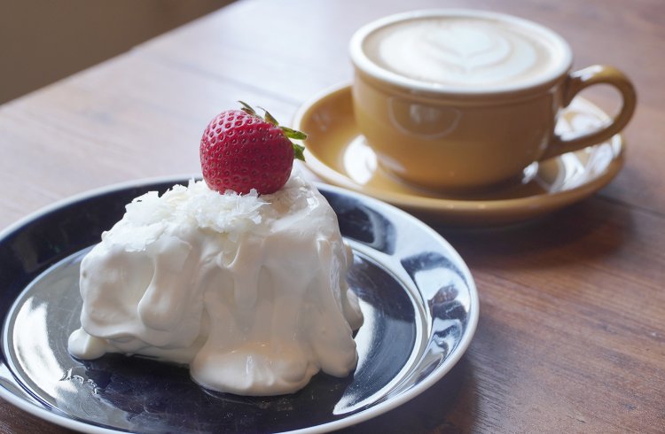 とろけるチーズクリームのショートケーキ880円とカフェラテ500円。