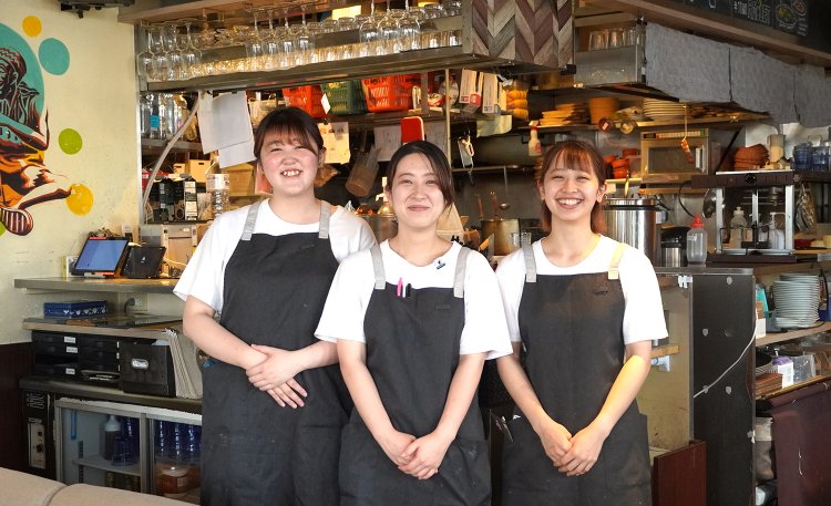 スタッフと和気あいあい。真ん中が店長の小林さん。