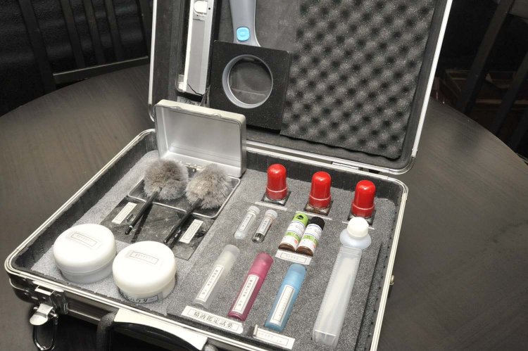 総合探偵社プログレスオリジナルの鑑識セット。指紋採取に使う特殊な粉末は警察が使うものと同じだという。