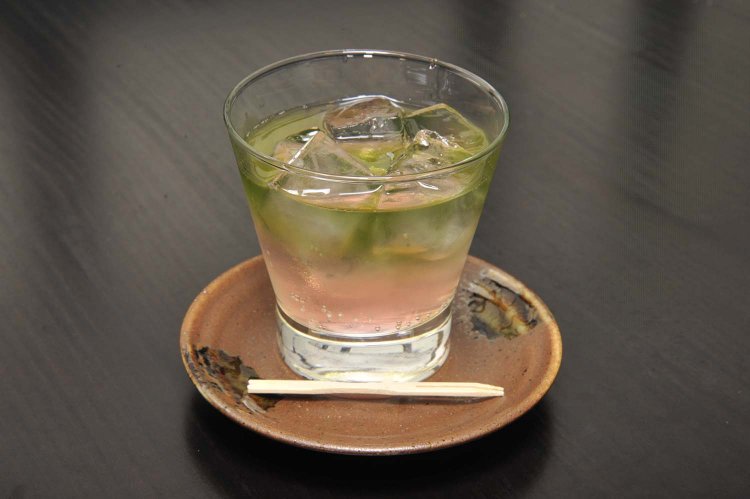 ピンクとグリーンのコントラストが美しい道明寺。さまざまな味を楽しむ女性もいるとか。