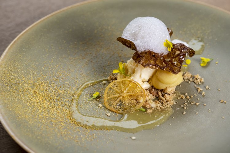 食後には柑橘のさわやかな風味が香るランチデザートが登場。ほぼ週替わりで内容が一新されるのもうれしい。