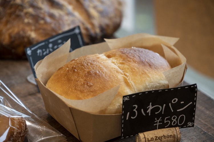レジ隣には毎朝焼きたてのパンが10種ほど並ぶ。