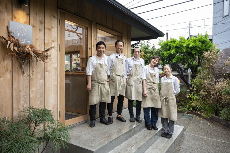 片岡さん（左端）を始め、スタッフの皆さんの気配りとはじける笑顔が訪れた人をハッピーにする。