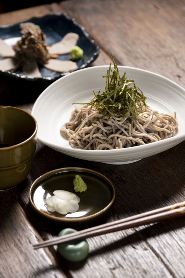 ざるそば990円、そば刺し790円。殻付きのまま製粉したソバ粉を、季節に応じて使い分けている。