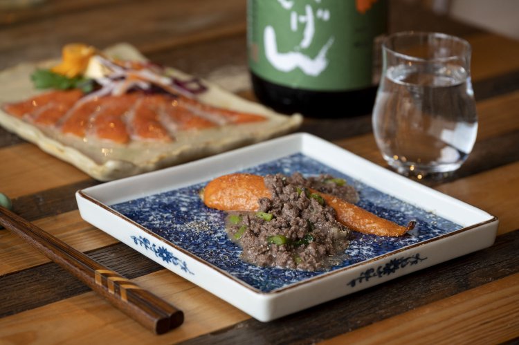 地野菜とジビエのラグー1300円、日光「頂鱒（いただきます）」のカルパッチョ1100円。鮮魚メニューも充実。