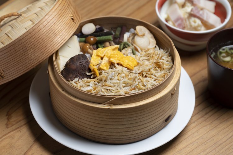 燻製シラスのわっぱ飯1200円は小鉢、香の物、味噌汁付き。自慢のベーコンが乗ったなめらかなポテトサラダも絶品。