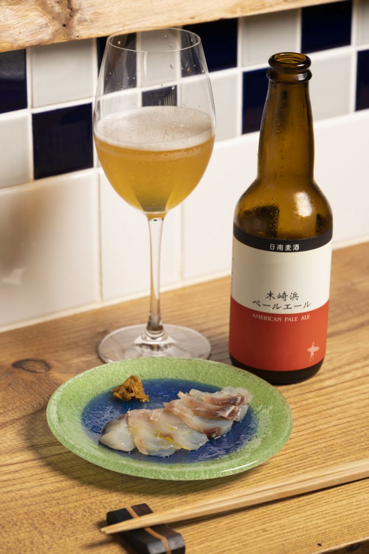 燻製白身魚のお刺身670円、日南クラフトビール750円。