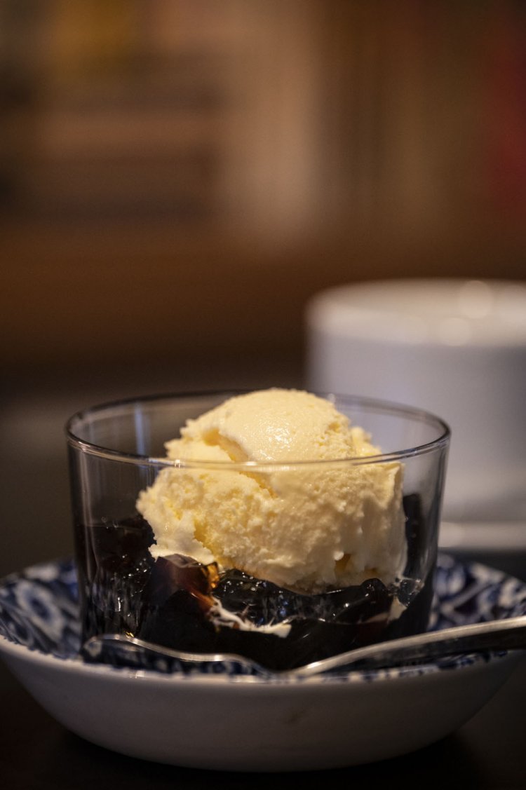 コーヒーゼリー500円、バニラアイスのトッピングはプラス100円。ホットコーヒー600円。